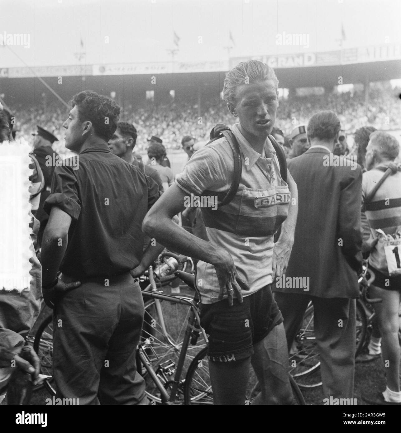 Tour de France 1952 beendet Paris. Jan Nolten Datum: 19. Juli 1952 Ort: Frankreich, Paris Schlagwörter: Sport, Radsport, Radfahrer persönlicher Name: Nolten, Jan Institution Name: Tour de France Stockfoto