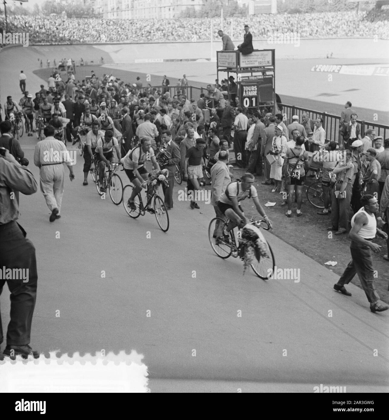 Tour de France 1952 endet in Paris. Niederländische Mannschaft reitet durch den Prinzenpark Datum: 19. Juli 1952 Ort: Frankreich, Paris Schlagwörter: Sport, Radsport Name Der Einrichtung: Tour de France Stockfoto