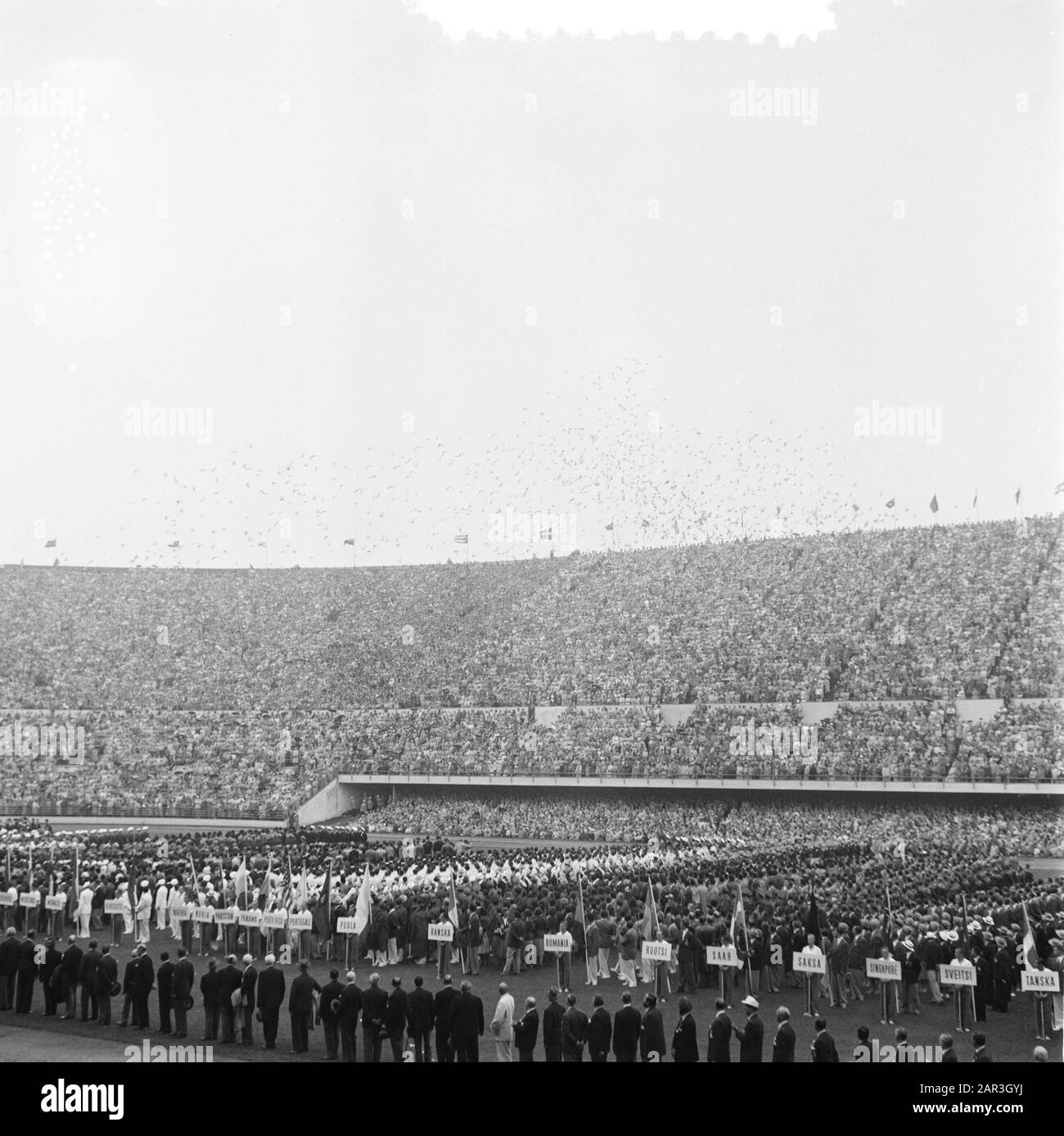 Command Coca Cola Helsinki Datum: 28. Juli 1952 Ort: Helsinki Schlagwörter: Übersichten, Zuschauer, steht Name Der Institution: Coca Cola Stockfoto
