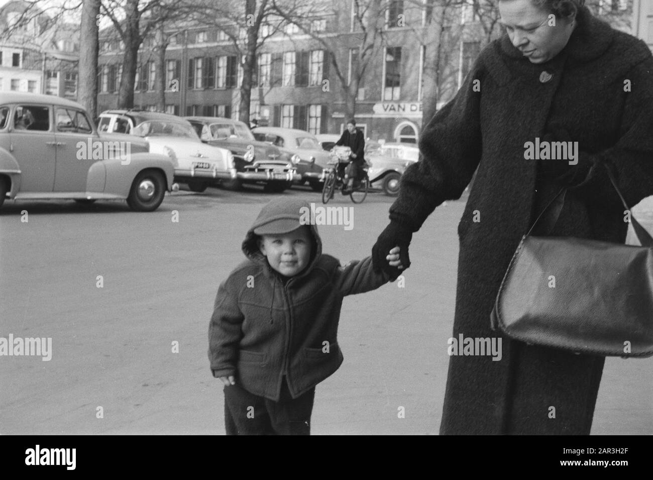 Private Aufnahmen Datum: 1955 Schlagwörter: Kinder, Straßenbilder, Frauen Stockfoto