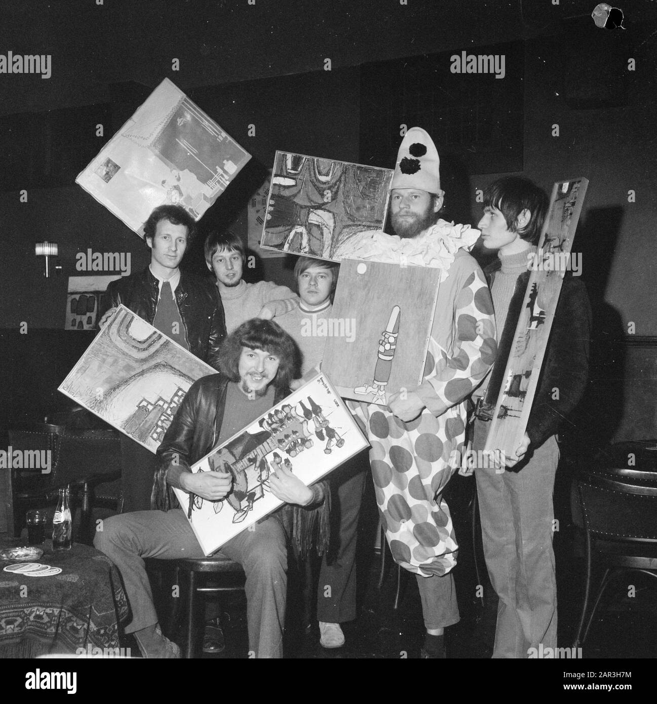 Niederländische Musikgruppe Zen (Hit: Hair) mit selbstgemalten Gemälden. (1969). Persoonsnamen: SIEBE de Jong; Dirk van der Ploeg; Duco de Rijk; John Brands; Wim Taarling; Stockfoto