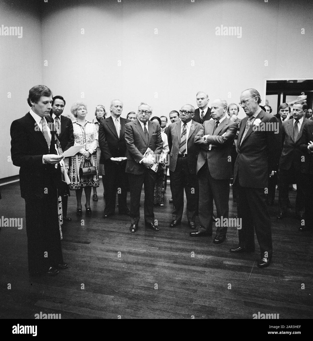 Eröffnung der Ausstellung Borobudur im Rijksmuseum Amsterdam Direktor Simon Levie van het Rijksmuseum spricht die Gäste, darunter Prinz Bernhard, Datum: 20. april 1977 Standort: Amsterdam, Nordholland Schlüsselwörter: Archäologie, Fürsten, Ausstellungen persönlicher Name: Bernhard (Prinz Niederlande), Levie, Simon Stockfoto