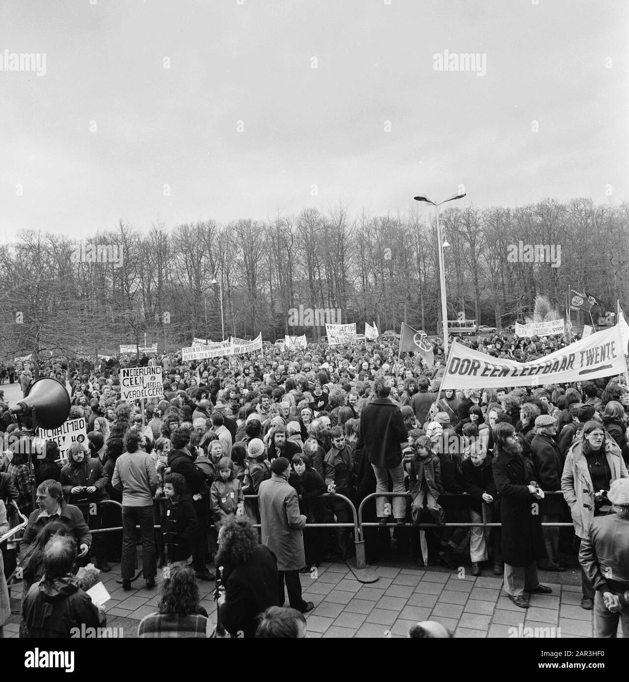 Demonstration gegen den Ausbau der Ultrazentrifuge Niederlande (UCN) in Almelo Überblick über die Abschlusssitzung Datum: 2. April 1977 Ort: Almelo, Overijssel Schlüsselwörter: Antikenreniergiemoving, Anti-Atomwaffen-Bewegung, Demonstranten, Demonstrationen, Atomkraft, Wiederaufbereitungsanlagen, Banner Stockfoto