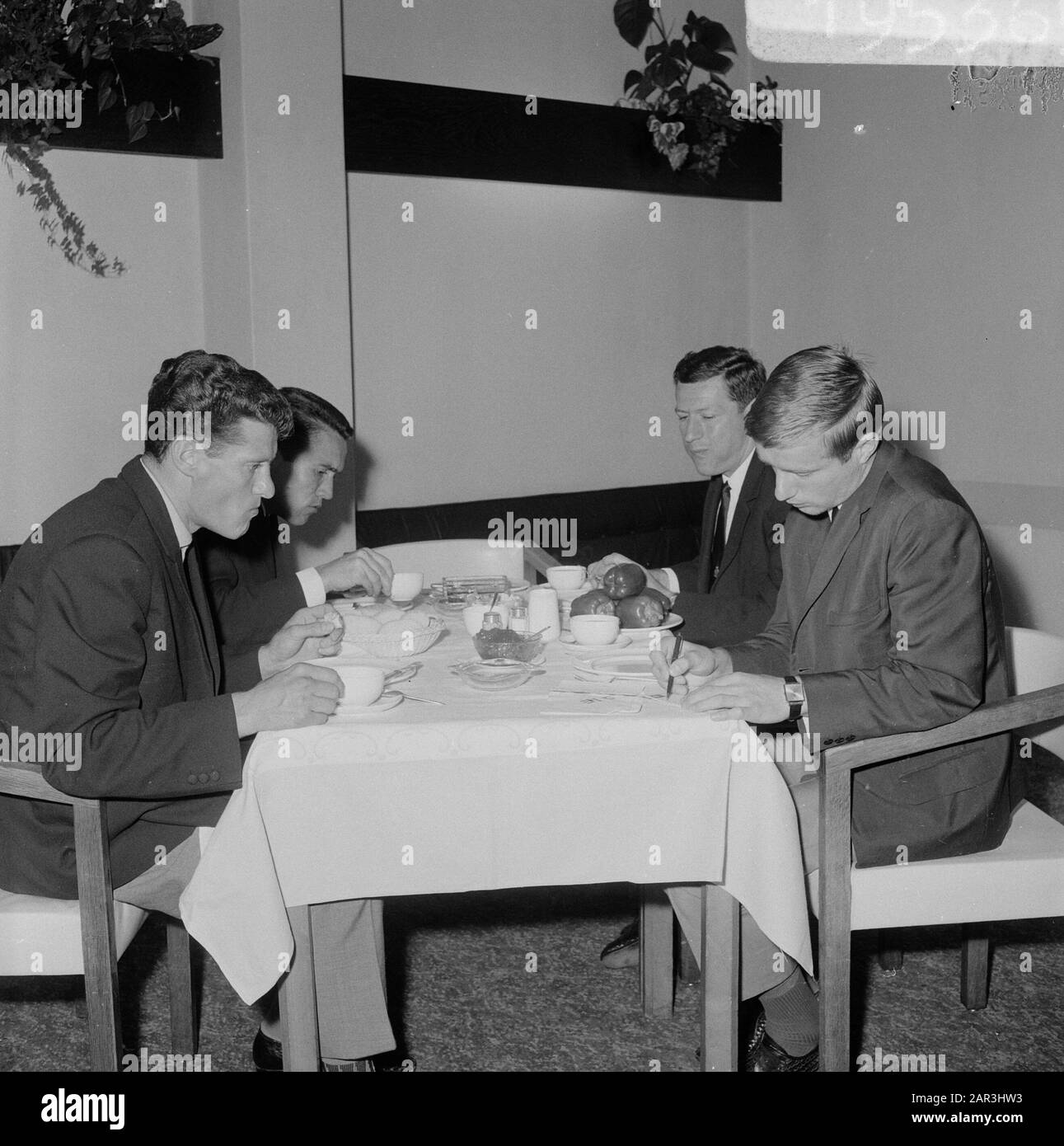 Ungarische Fußballmannschaft in Rotterdam Spieler am Frühstückstisch im Rijnhotel Datum: 6. September 1966 Ort: Rotterdam, South Holland Schlüsselwörter: Hotels, Sport, Fußball Stockfoto