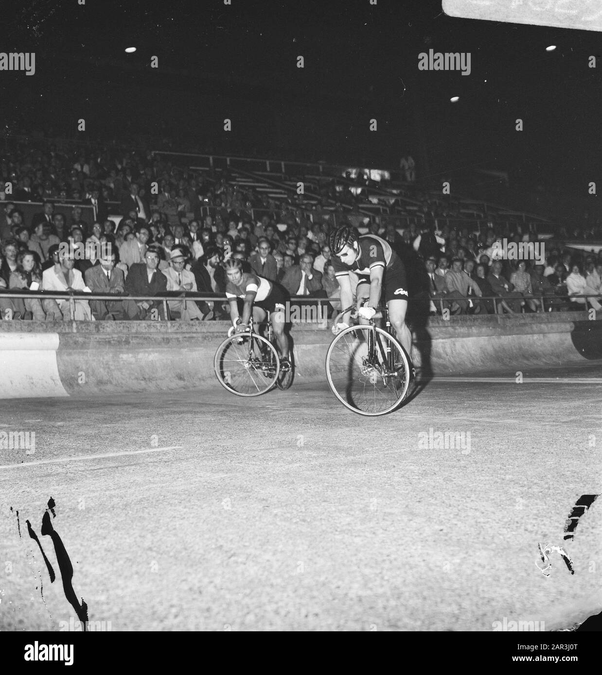 Radrennen im Olympischen Stadion Amsterdam, Van Lanker (l) und Turrini (r) im Einsatz, Sprint Datum: 17. August 1971 Ort: Amsterdam, Noord-Holland Schlagwörter: Preise, Radfahrereinrichtung Name: Olympiastadion Stockfoto