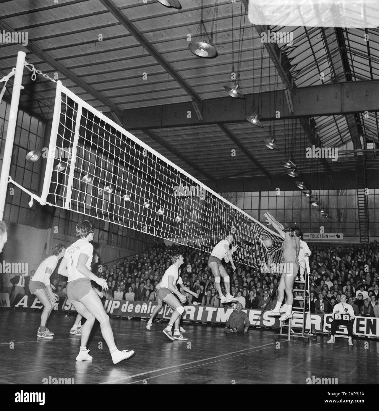 Europa Cup Volleyball; Delta Lloyd/AMVJ gegen Steana Bucharest 0-3 Datum: 6. Dezember 1970 Schlagwörter: Volleyball Personenname: Delta Lloyd Institution Name: Steaua Bukarest Stockfoto