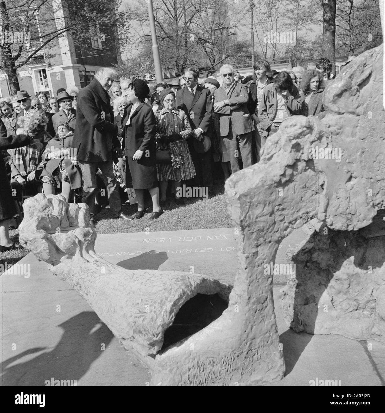 Denkmal für Gerrit van der Veen enthüllt, Kranz ist nach Bilddatum gelegt: 4. Mai 1973 Schlüsselwörter: Bilder, Gedenkstätten, Enthüllungen Personenname: Veen, Gerrit van der Fotograaf: Mieremet, Rob/Anefo Stockfoto