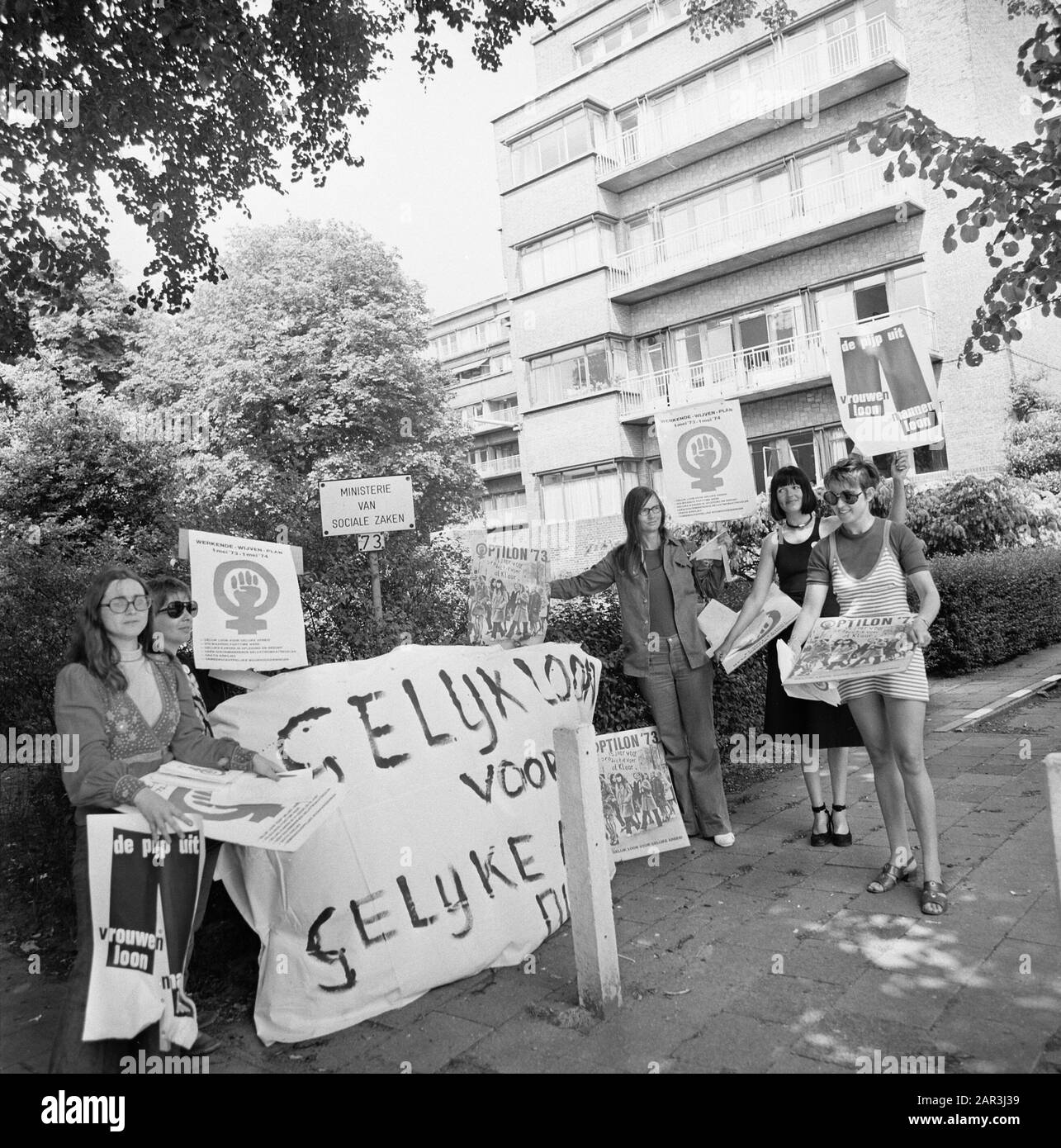 Frauen demonstrieren für gleiche Löhne im Sozialministerium Datum: 29. Juni 1973 Schlüsselwörter: Ministerium, Demonstrieren, Frauen Stockfoto