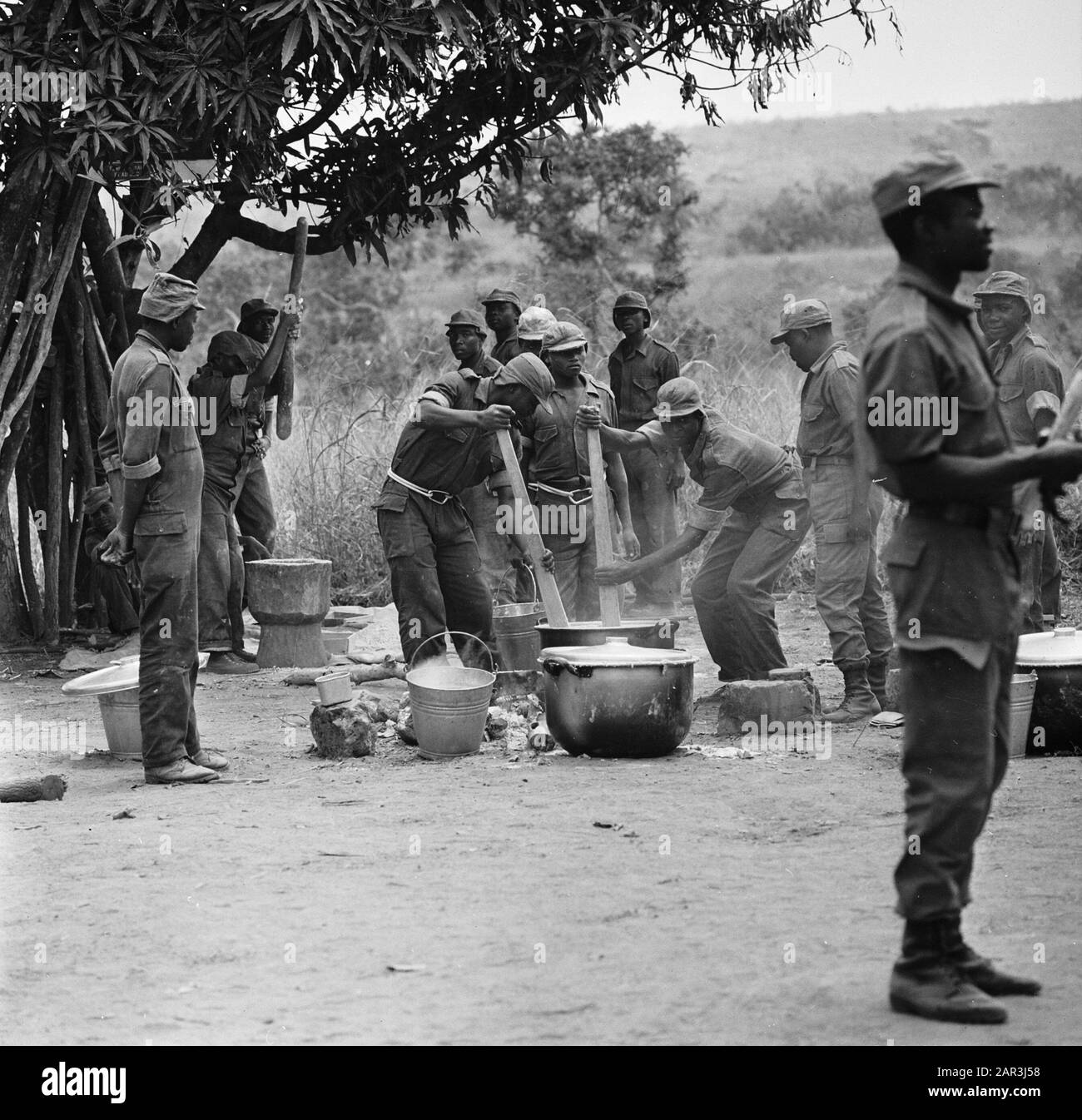 Camp der angolanischen Befreiungsbewegung FNLA in Zaire, Nummer 9 Mitglieder der Befreiungsbewegung während des Heimbaus, 1 Mitglieder der Befreiungsbewegung während des Essens Datum: 22. August 1973 Ort: Zaire Schlüsselwörter: Befreiungsbewegungen, Häuser, Lager, Mitglieder persönlicher Name: FNLA Stockfoto