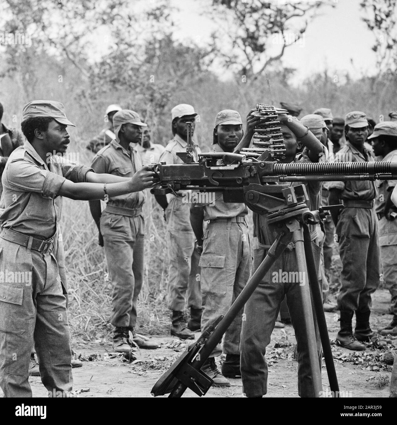 Camp der angolanischen Befreiungsbewegung FNLA in Zaire, Mitglieder der Befreiungsbewegung mit Waffen Datum 22. August 1973; Stockfoto