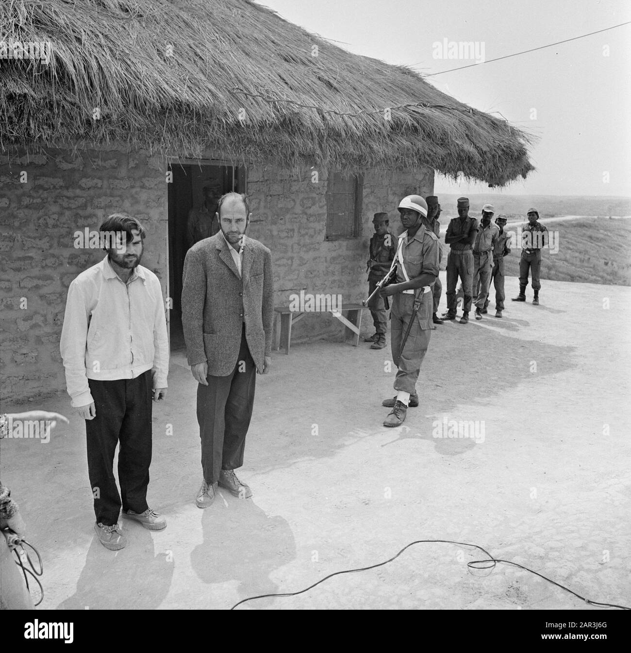Camp der angolanischen Befreiungsbewegung FNLA in Zaire, zwei portugiesische Gefangene im Lager Datum: 22. August 1973 Ort: Zaire Schlüsselwörter: Befreiungsbewegungen, Lager Stockfoto