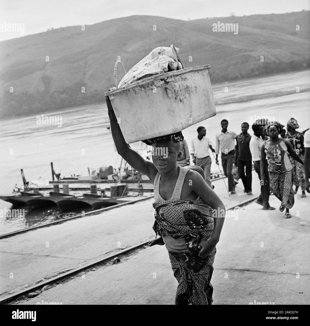 Zaire (ehemals Belgischer Kongo) Leben auf dem Land Datum: 24. Oktober 1973 Ort: Kongo, Zaire Schlüsselwörter: Dorfleben, Flüsse, Verkehr Stockfoto