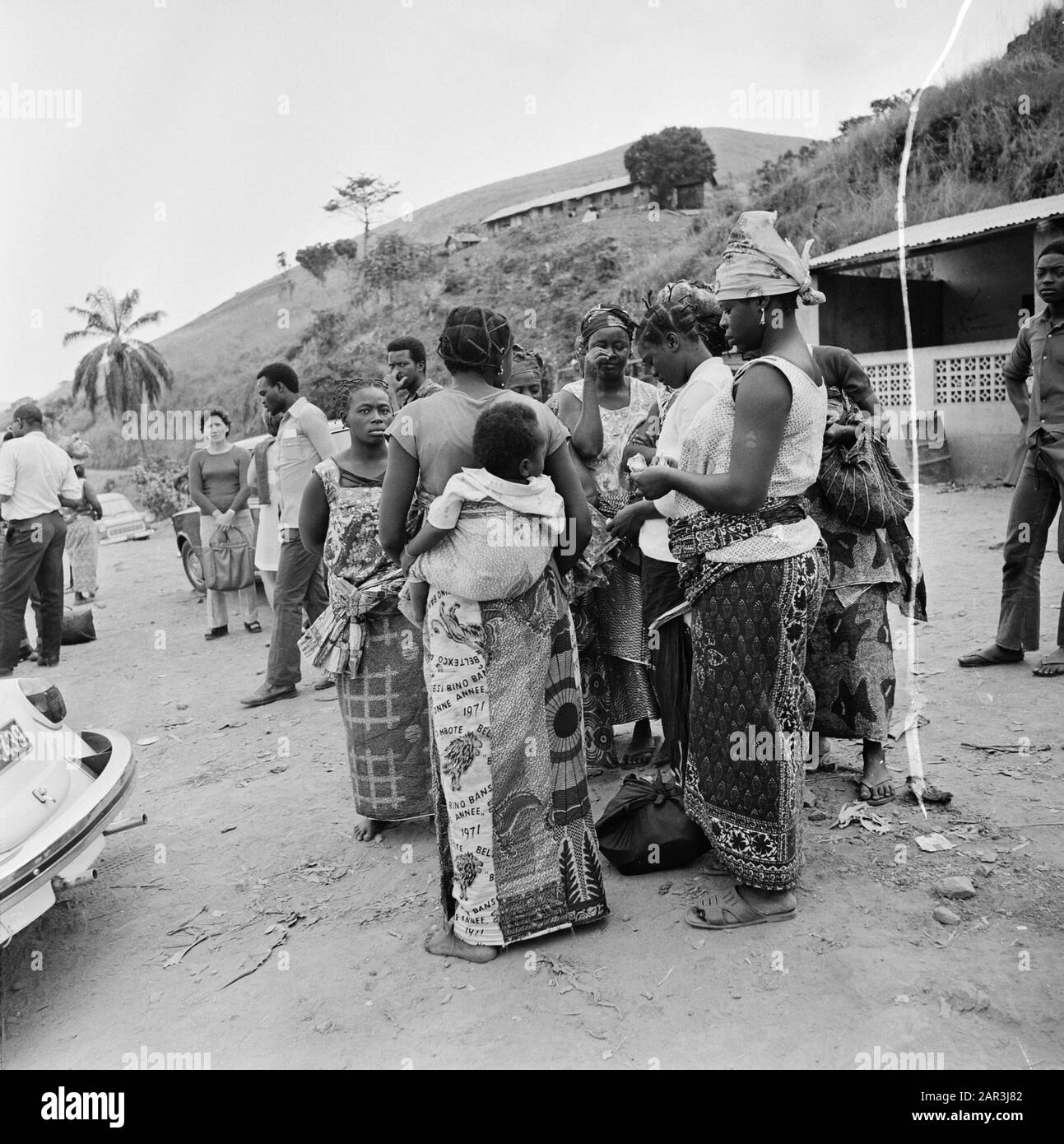 Zaire (ehemals Belgischer Kongo) Gruppe der Menschen auf dem Land Datum: 24. Oktober 1973 Ort: Kongo, Zaire Schlüsselwörter: Dorfleben, Straßen Stockfoto