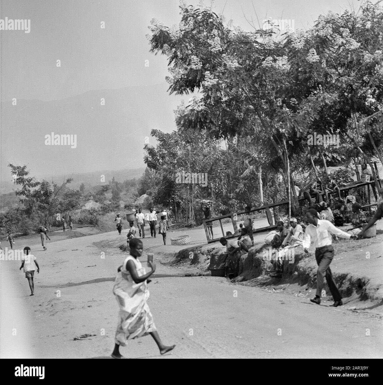 Zaire (früher Belgischer Kongo) Straße auf dem Land; Menschen auf der Straße Datum: 24. Oktober 1973 Ort: Kongo, Zaire Schlüsselwörter: Straßenrand, Straßenhandel, Straßen Stockfoto