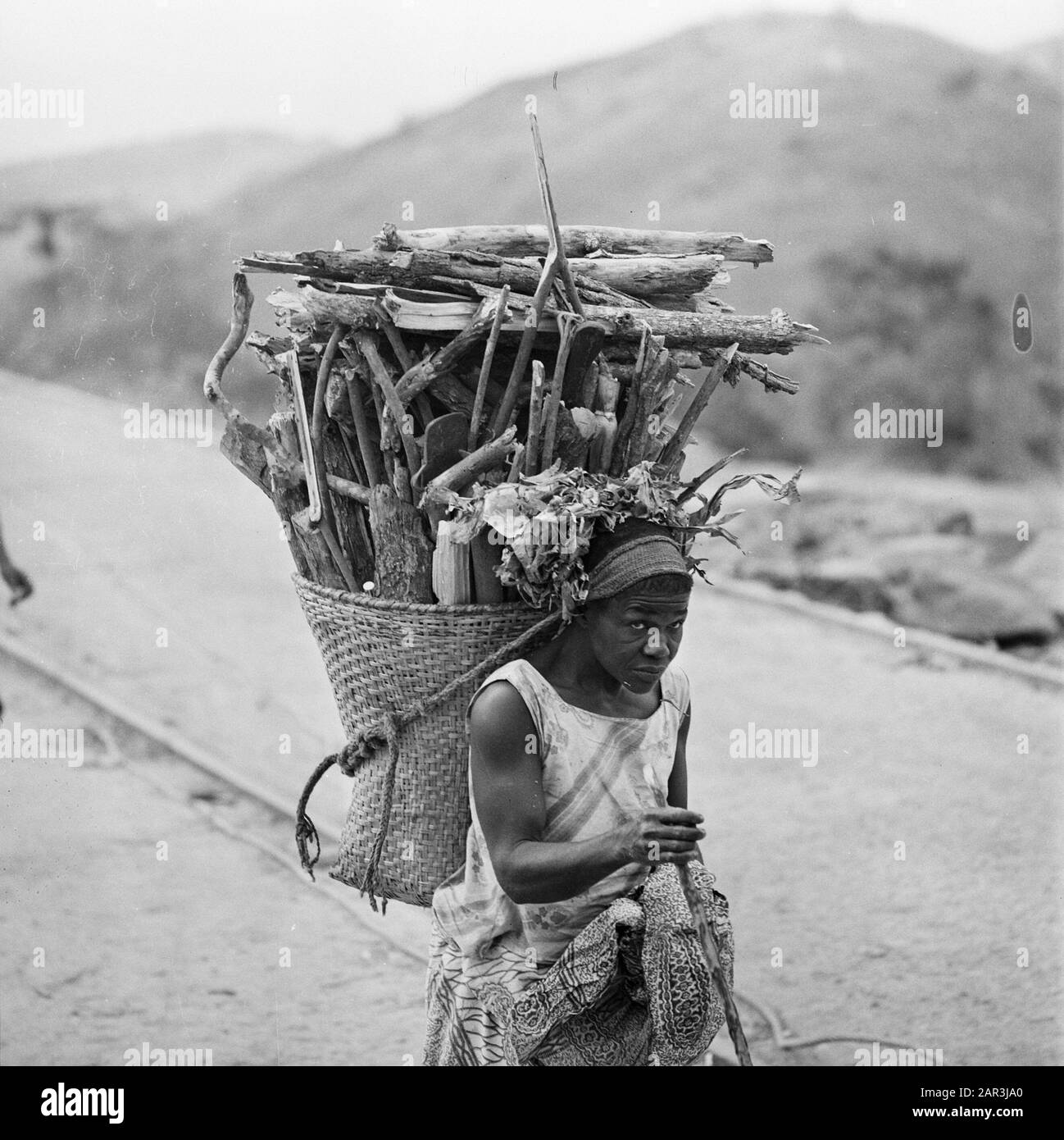 Zaire (ehemals Belgischer Kongo) Frau transportiert Feuerholz auf dem Land Datum: 24. Oktober 1973 Ort: Kongo, Zaire Schlüsselwörter: Holz, Transport, Frauen Stockfoto