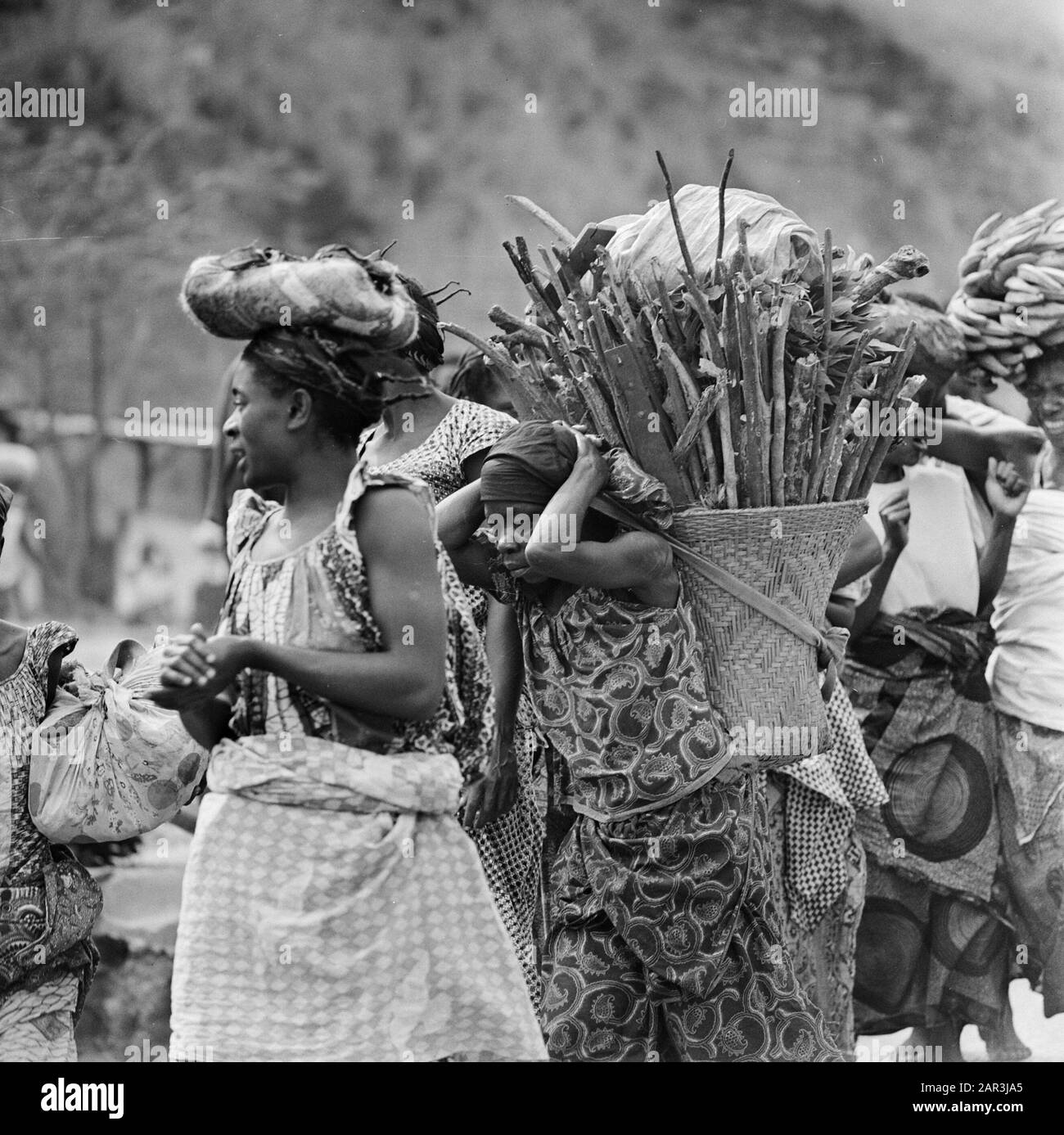 Zaire (ehemals Belgischer Kongo) Zwei Frauen mit einer Ladung Brennholz auf dem Land Datum: 24. Oktober 1973 Ort: Kongo, Zaire Schlüsselwörter: Brennholz, Transport, Frauen Stockfoto