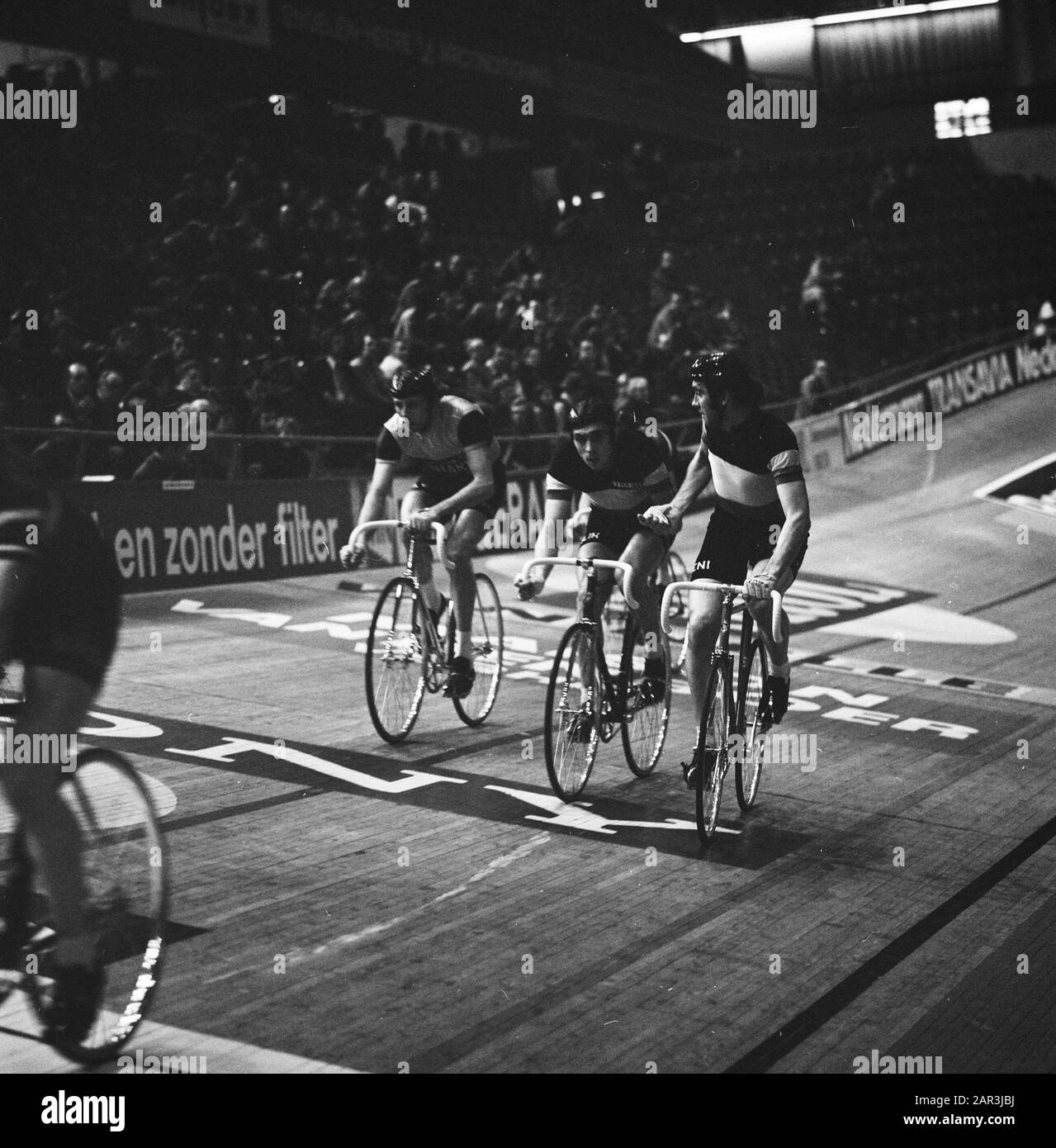 Radsport sechs Tage im Ahoyhal in Rotterdam Überblick über die Radwege mit Radfahrern Datum: 17. januar 1974 Ort: Rotterdam, Zuid-Holland Schlüsselwörter: Radsport, Radfahrer Name Der Einrichtung: Ahoy Stockfoto Radsport sechs Tage im Ahoyhal in Rotterdam Überblick über die Radwege mit Radfahrern Datum: 17. januar 1974 Ort: Rotterdam, Zuid-Holland Schlüsselwörter: Radsport, Radfahrer Name Der Einrichtung: Ahoy Stockfoto