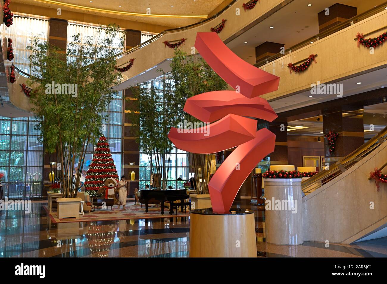 Die Conrad-Centennial-Lobby ist für die Festtage in Singapur SIN eingerichtet Stockfoto