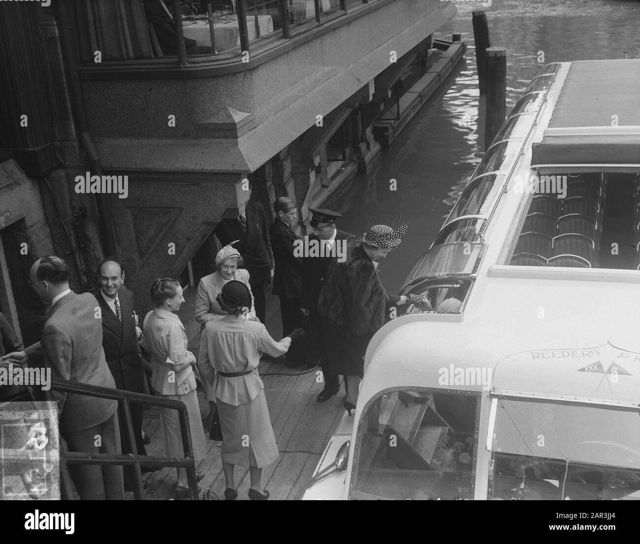 Margaret Truman, Sängerin und Tochter des amerikanischen präsidenten, bestieg ein Kanalboot in Amsterdam Datum: 12. Juni 1951 Ort: Amsterdam, Noord-Holland Schlüsselwörter: Besuche, Kreuzfahrten, Frauen, Sänger persönlicher Name: Truman, Margaret Stockfoto