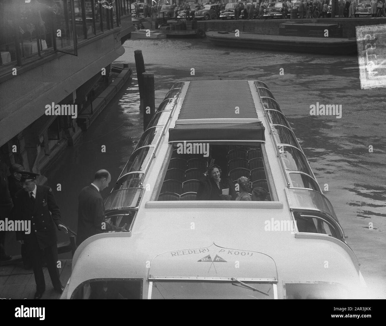 Margaret Truman [Tochter des amerikanischen präsidenten und Sängers] während der Bootstour in Amsterdam Datum: 12. Juni 1951 Ort: Amsterdam, Noord-Holland Schlüsselwörter: Kreuzfahrten persönlicher Name: Truman, Margaret Stockfoto