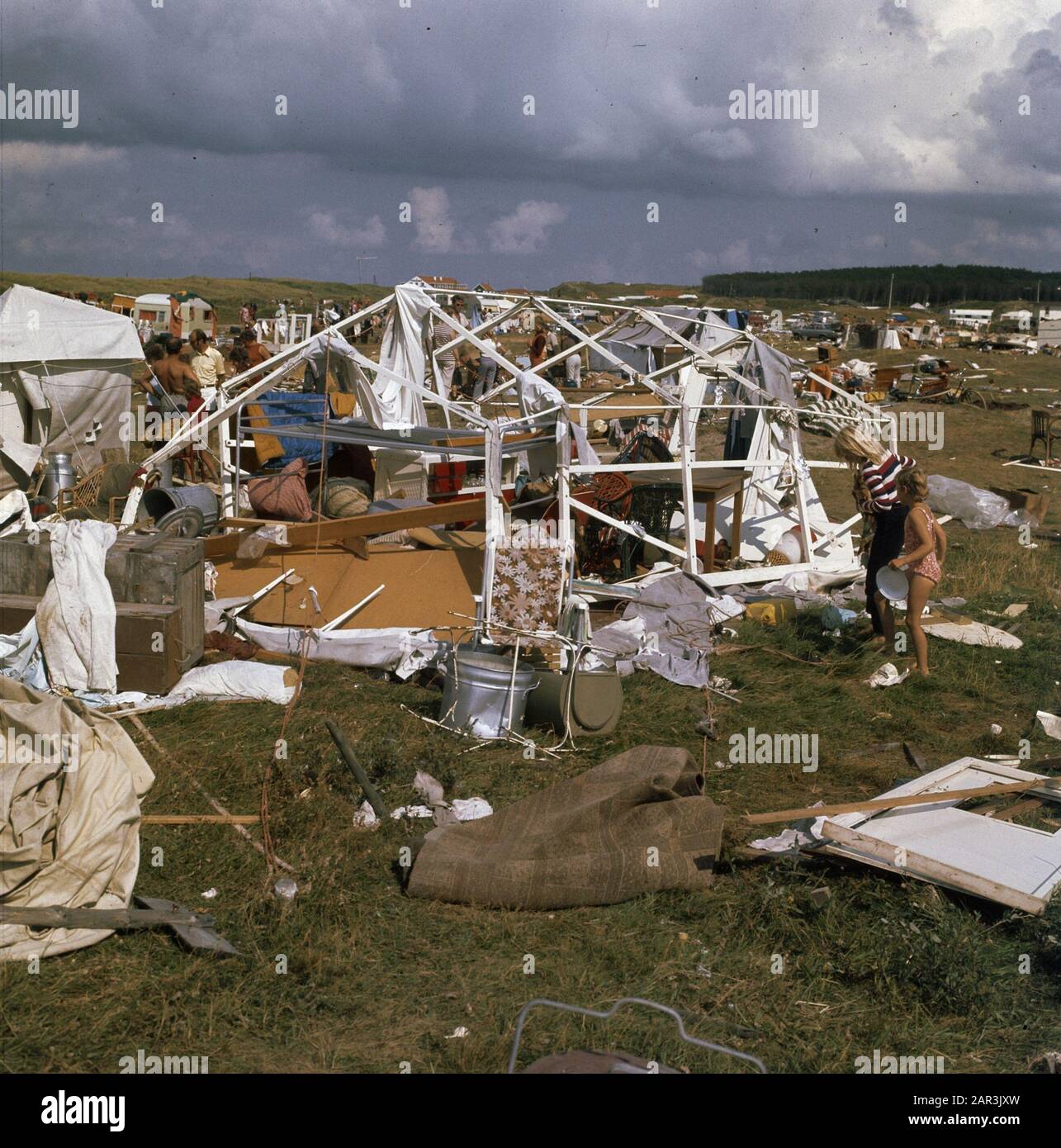 Windhoos beim Campen auf Ameland; verheerende Schäden beim Camping Duinoord. Datum: 11.August 1972 Ort: Ameland, Friesland Schlüsselwörter: Campingplätze, Zyklon Stockfoto