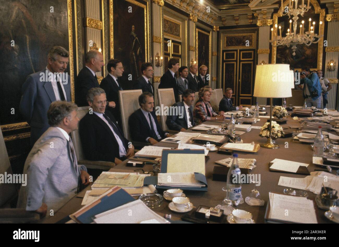 Erste Ministerratssitzung Kabinett Lubbers II Datum: 15. Juli 1986 Schlüsselwörter: Kabinette, Ministerräte, Politik, Sitzungen Stockfoto
