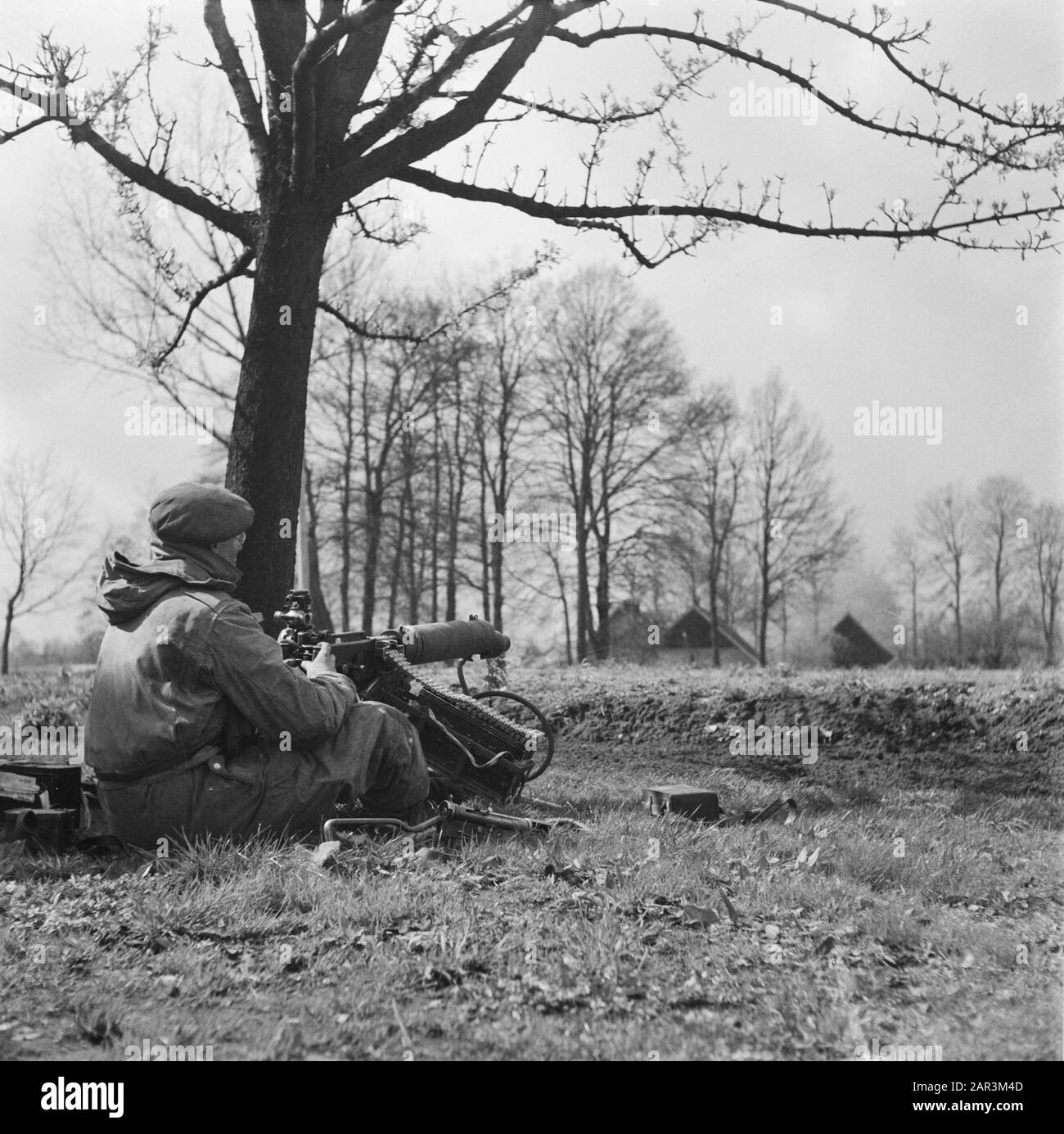 Front Nord-Ost Niederlande: Enschede - Hengelo [Schlacht und Befreiung Achterhoek (1. April 1945), Enschede (1. April 1945), Hengelo (3. April 1945)] EIN britisches Maschinengewehr (Vickers Maxim) in Stellung Feuer auf einem Bauernhof Datum: April 1945 Ort: Enschede, Hengelo, Overijssel, Twente Schlüsselwörter: Fronten, zweite Welt Stockfoto