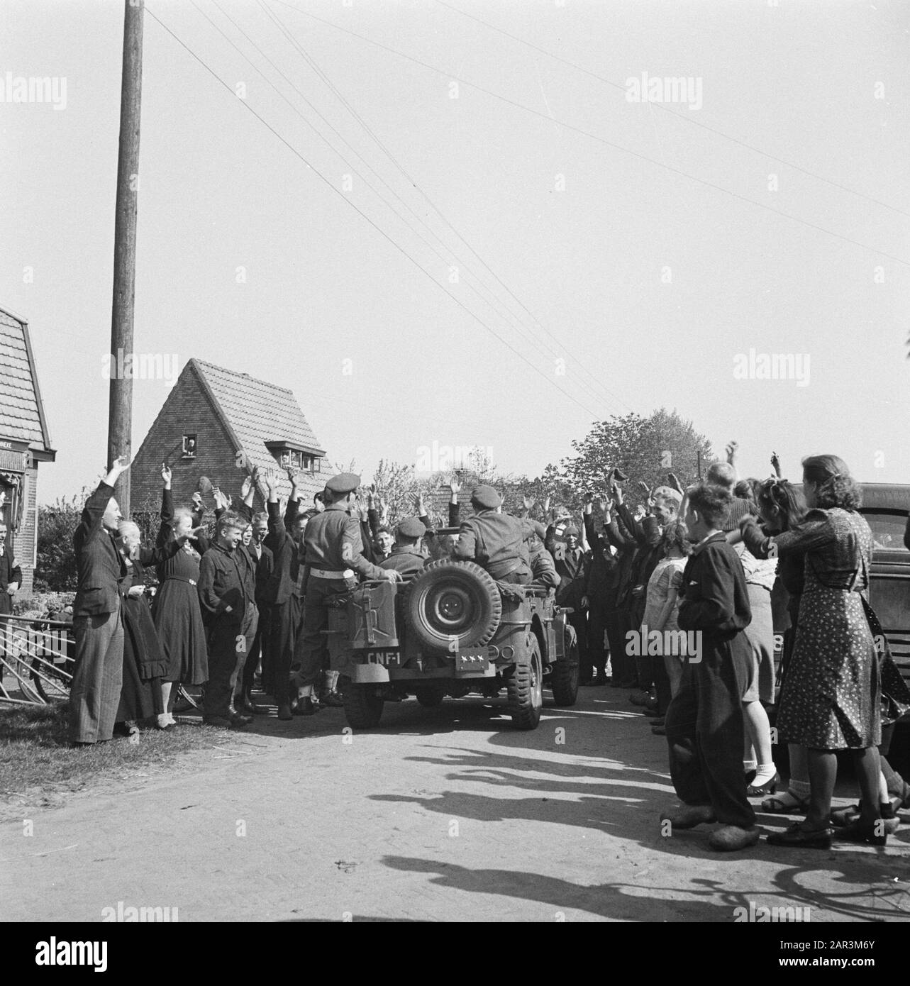 Nordost Niederlande: Rundgang Prinz Bernhard Prinz Bernhard und seine Retinue werden von einer Menge begrüßt Datum: April 1945 Schlüsselwörter: Jeeps, Menge, Militär Stockfoto