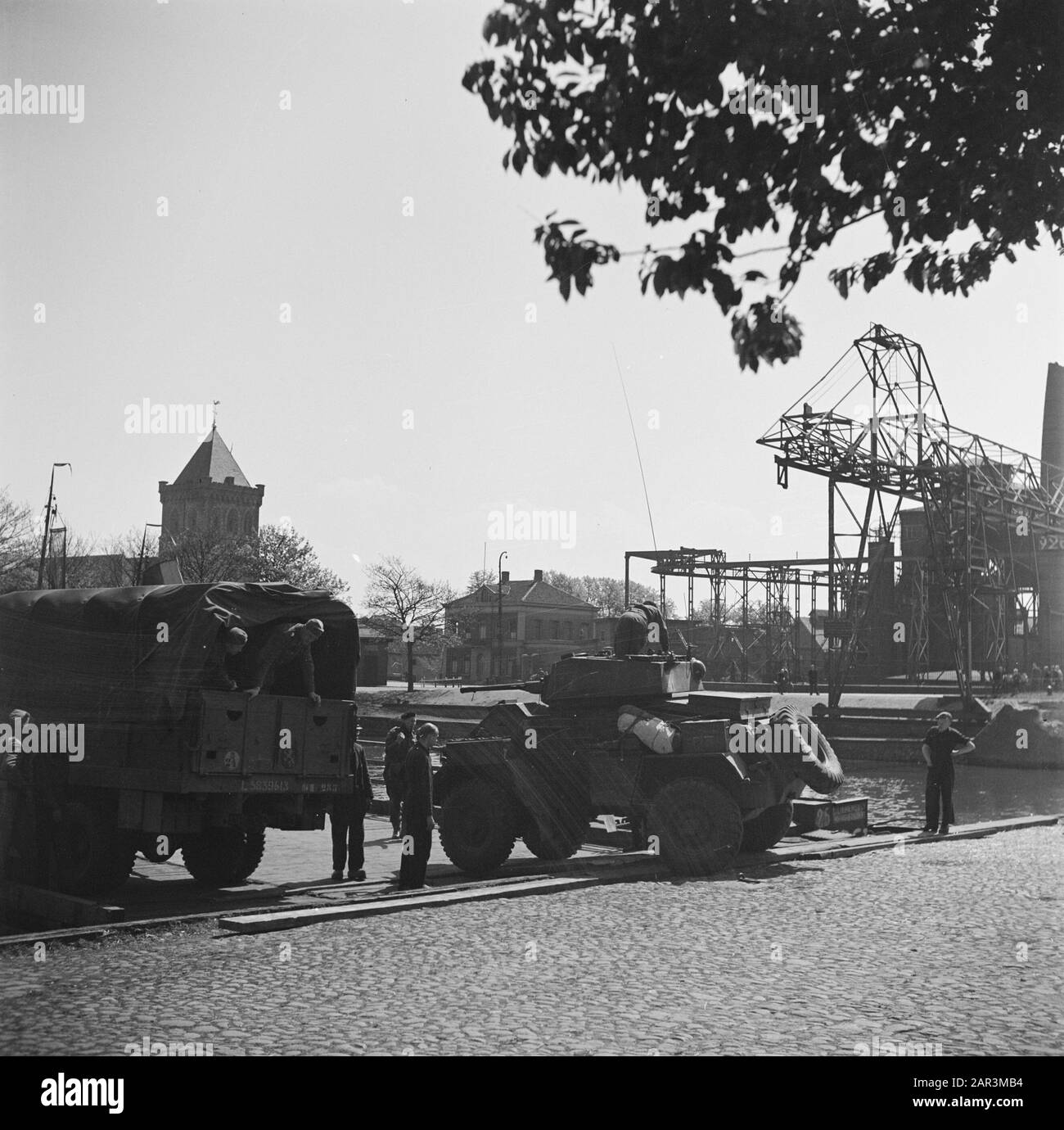 Alliiertes gepanzertes Fahrzeug in Kampen. Datum: April 1945 Ort: Kampen, Overijssel Stichwörter: Armeefahrzeuge, Zweiter Weltkrieg Stockfoto
