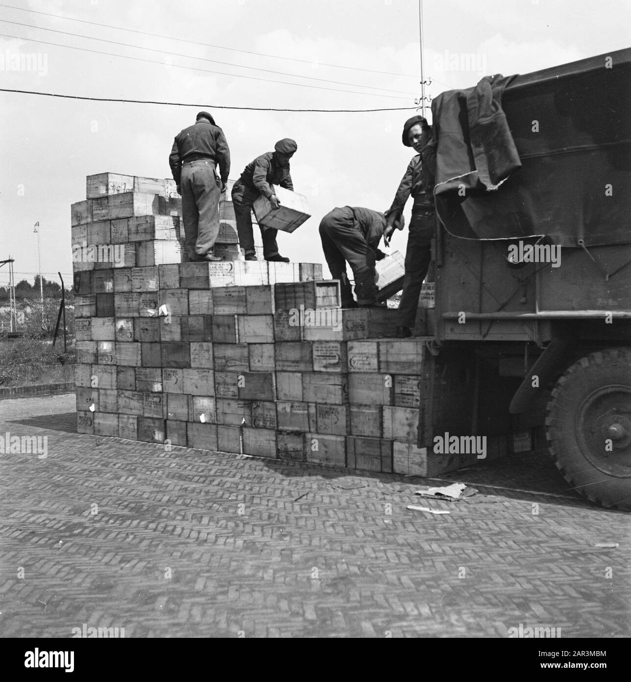 Lebensmittelversorgung: Wageningen Lebensmitteltransporte von Wageningen nach Westholländer kurz vor der Kapitulation. Ein Lastwagen wird geladen Datum: 2. Mai 1945 Standort: Gelderland, Wageningen Schlagwörter: Weltkrieg, Lebensmittelanlagen Stockfoto