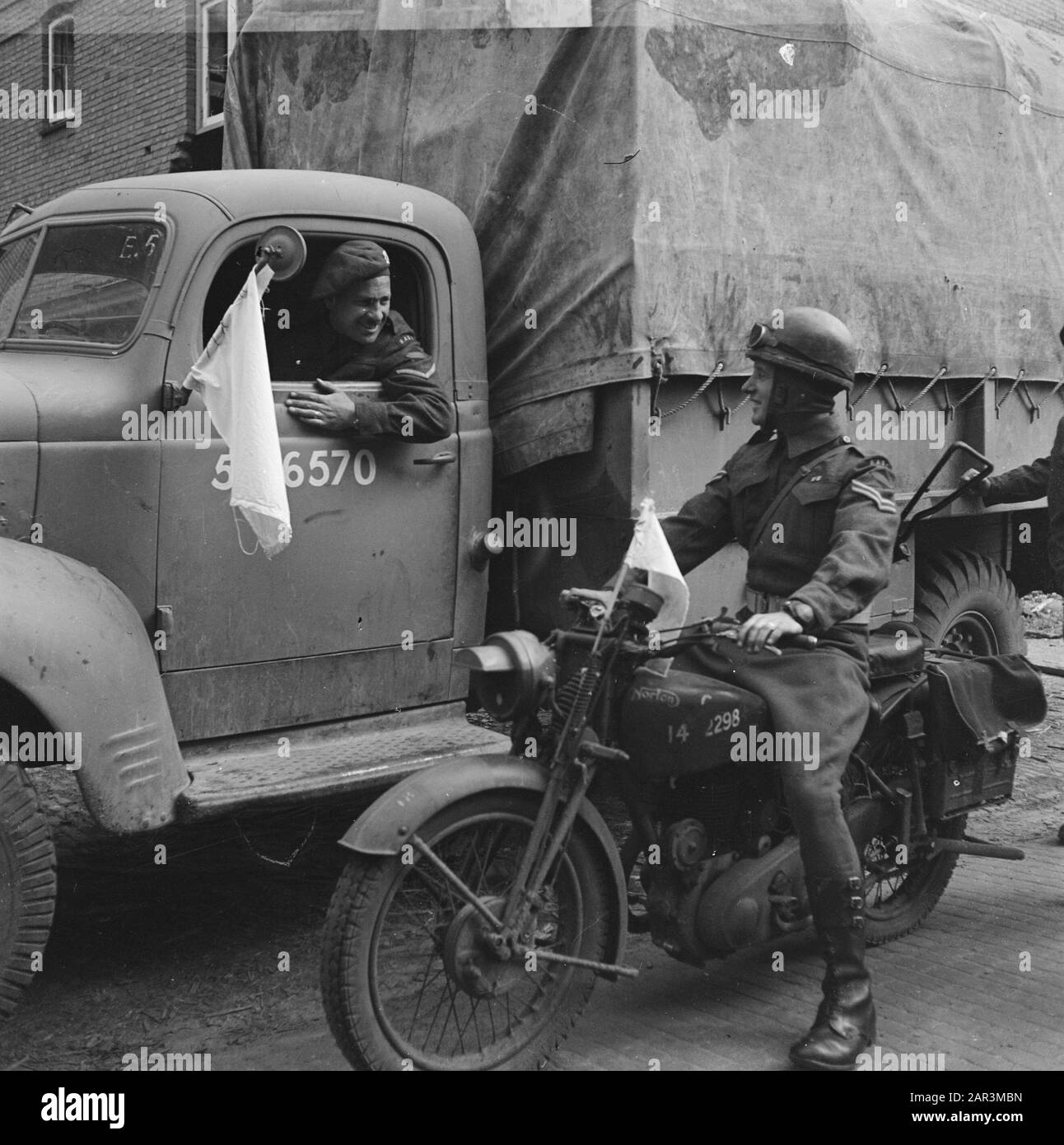 Lebensmittelversorgung: Lebensmitteltransporte Wageningen von Wageningen über Rhenen nach Westholländer kurz vor der Kapitulation. Solange dies nicht der Fall ist, fliegen der britische Lastwagen und das britische Motorrad die weiße Flagge. Datum: 2.Mai 1945 Ort: Rhenen, Wageningen Schlagwörter: Weltkrieg, Lebensmittel-Einrichtungen Stockfoto