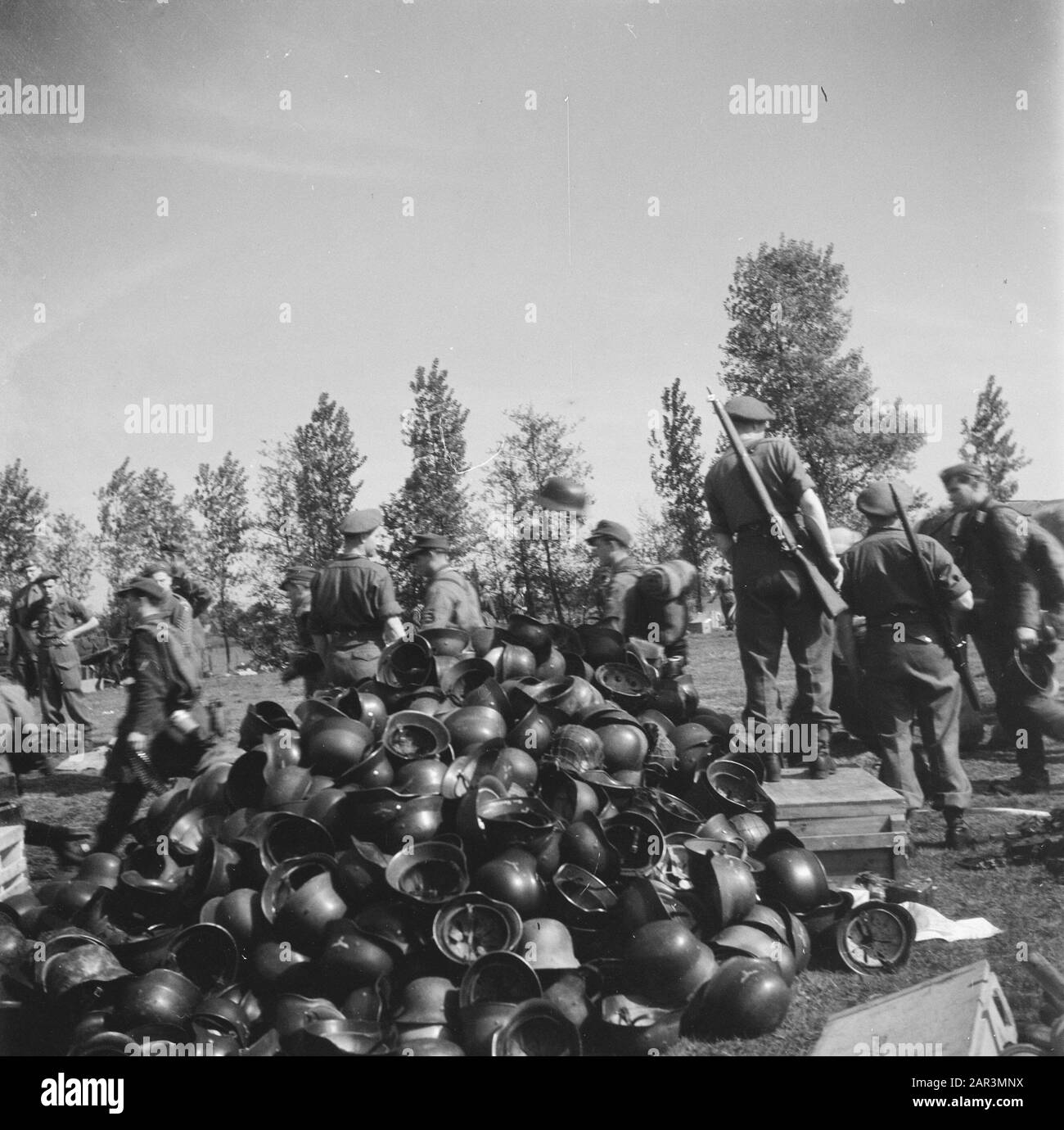 Kapitulation: Soest versandten Waffen durch die Deutschen. Waffendepot in Soest, wo die Deutschen ihre Waffen abgeben müssen. Ein Berghelm Datum: 10. Mai 1945 Ort: Soest Schlagwörter: Helme, Militär, Waffen Stockfoto