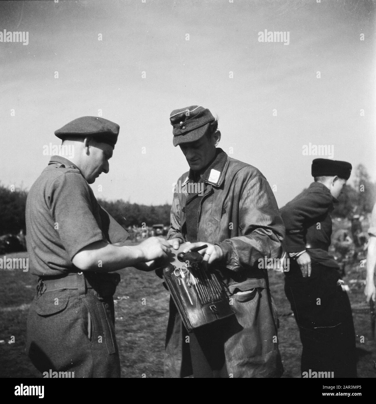 Kapitulation: Soest versandten Waffen durch die Deutschen. Britische Soldaten der Eisbären-Division entwaffnen mehr als 10.000 deutsche Soldaten in der Gemeinde Soest. Alles wird gründlich nach Waffen und Munition durchsucht. Anmerkung: Luftwaffe militärisch Datum: 10. Mai 1945 Ort: Soest, Utrechter (Provinz) Schlüsselwörter: Militär, Waffen Stockfoto