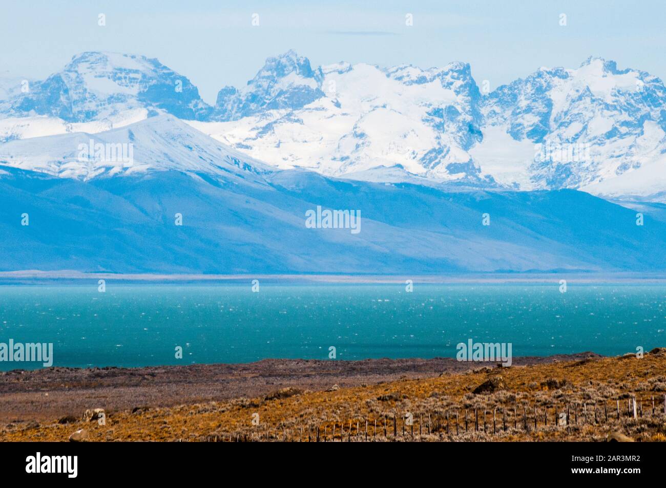 Die Anden liegen jenseits des Lago Argentino, Patagonien, Argentinien Stockfoto