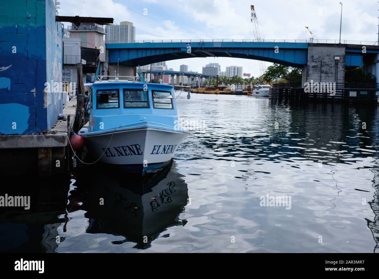 Miami River in der Innenstadt von Miami, Florida mit Fischerboot an der Böschung Stockfoto