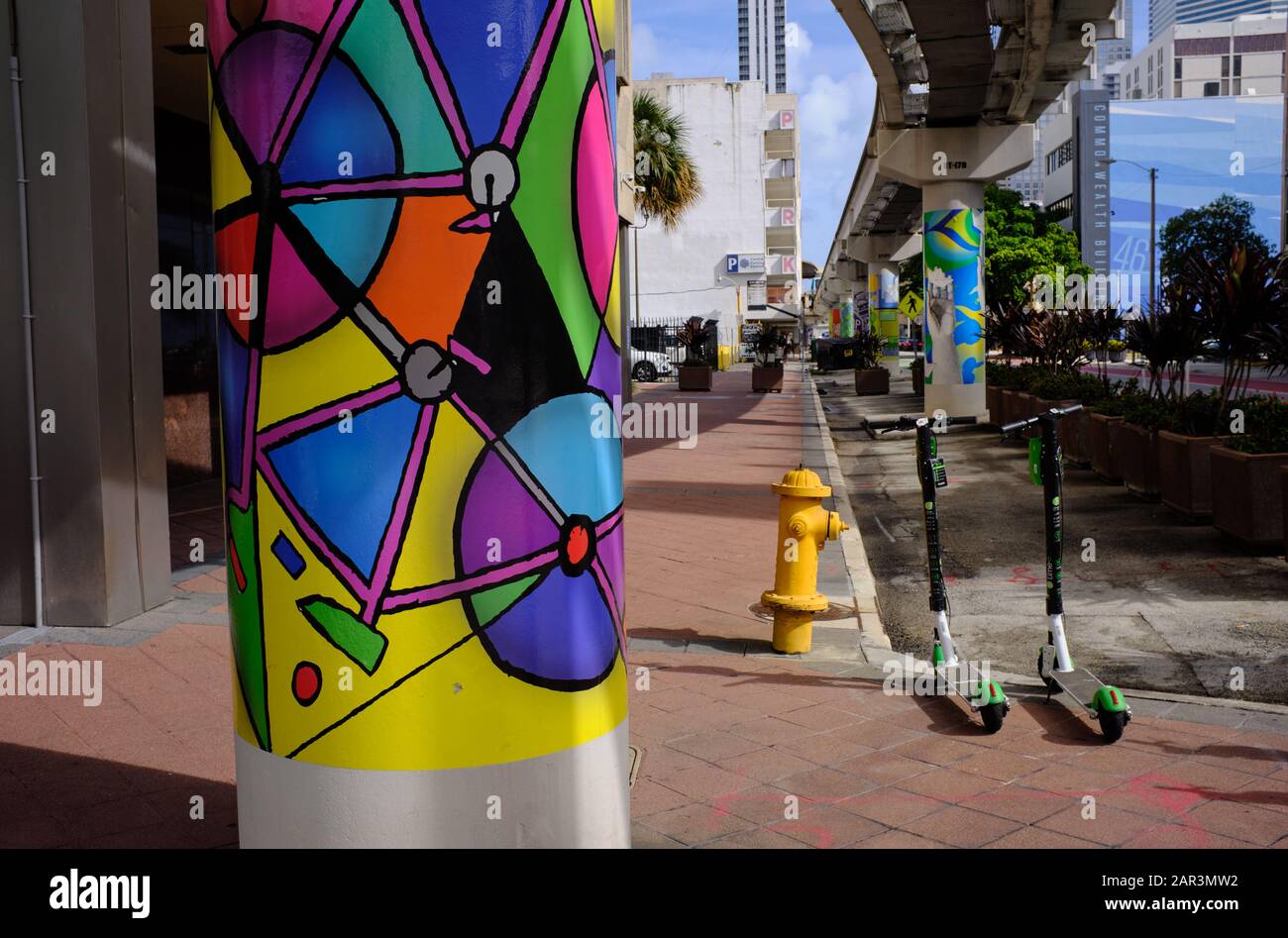Blick auf die Metromover Tracks in Downtown Miami, Florida, USA Stockfoto