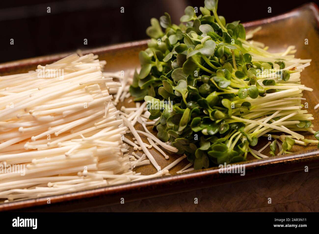 Julienne-Karotten, Enokitake-Pilze und grüne Rettich-Sprossen schneiden sich auf und werden für die Herstellung von Sushi verwendet Stockfoto