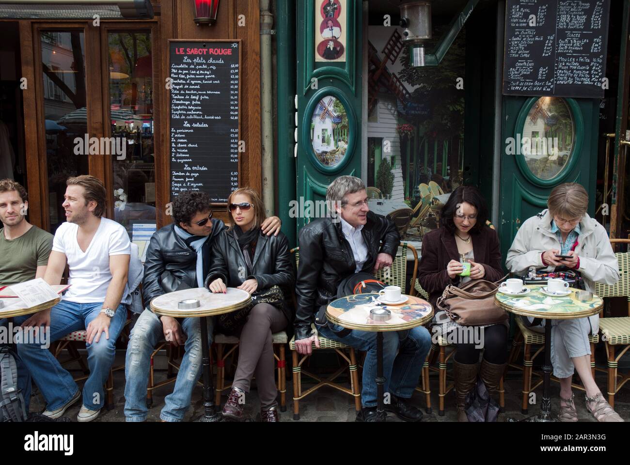 Kunden, die vor einem Café in Montmartre, Paris, Frankreich sitzen Stockfoto
