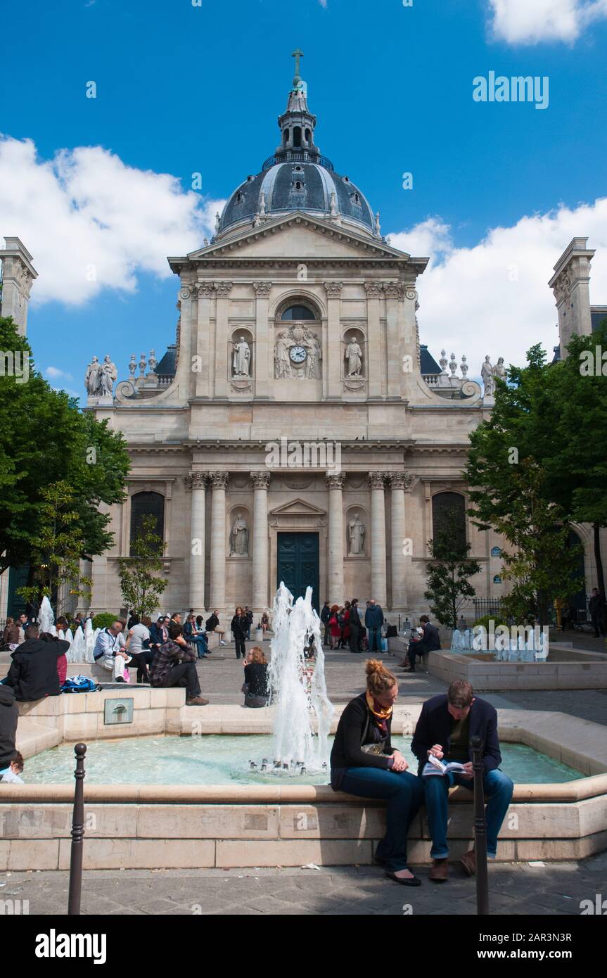 Ein Paar sitzt an einem Brunnen in der Nähe der Universität Sorbonne, Paris Stockfoto