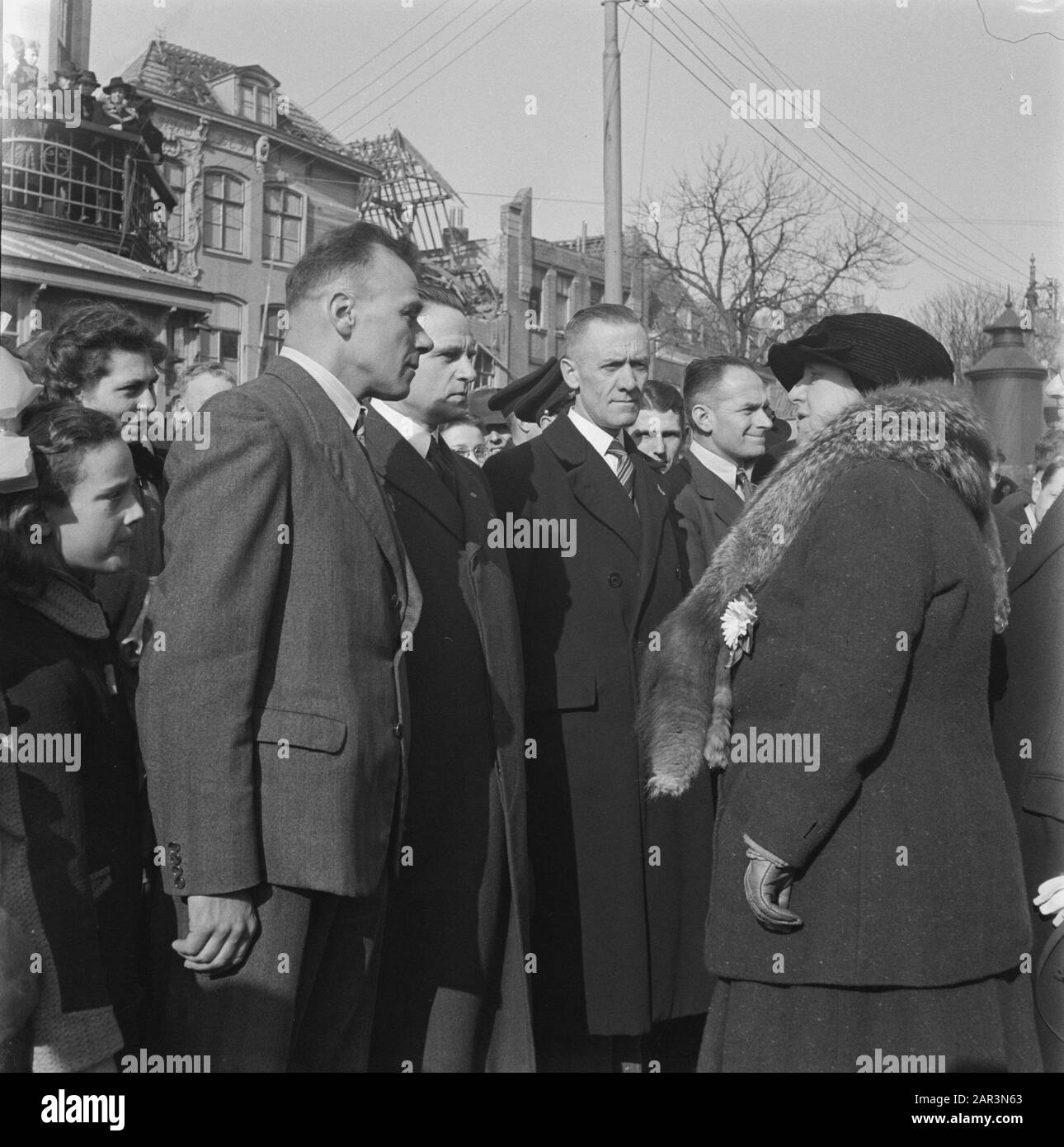 Tour durch die befreiten Süd-Niederlande (Zeeland, Brabant und Limburg-Vlissingen) durch die Königin Wilhelmina. Bellamy Park. Königin Wilhelmina spricht mit drei Männern Datum: 15. März 1945 Ort: Vlissingen, Zeeland Schlüsselwörter: Befreiung, königliche Besuche, zweiter Weltkrieg persönlicher Name: Wilhelmina (Königin Niederlande) Stockfoto