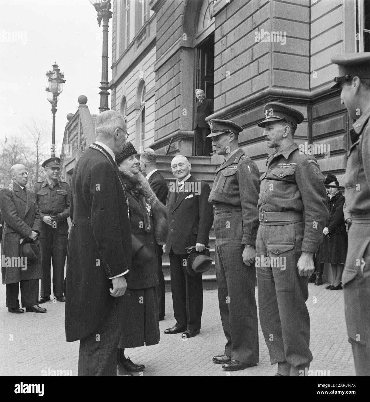 Tour durch die befreiten Südholländer (Zeeland, Brabant und Limburger) Tilburg durch die Königin Wilhelmina. Vor dem Rathaus spricht die Königin mit zwei britischen Offizieren. Neben ihrem Bürgermeister Jan van de Mortel Anmerkung: Völlig links Minister Beel und Oberst Van Leeuwen. Der britische Offizier auf der rechten Seite ist ein Oberstleutnant des britischen Cheshire Regiment. Der Offizier auf der linken Seite ist ein General-Oberleutnant Datum: März 1945 Schlüsselwörter: Befreiung, Befreiung, königliche Besuche persönlicher Name: Beel, L.J.M., Mörtel, J.C.A.M. van de, Wilhelmina (Königin Niederlande) Stockfoto