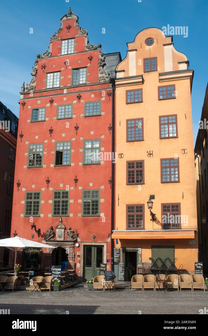 Historische Kaufmannshäuser auf Stortorget, einem großen Platz in Gamla Stan, dem historischen Stadtviertel von Stockholm, Schweden Stockfoto