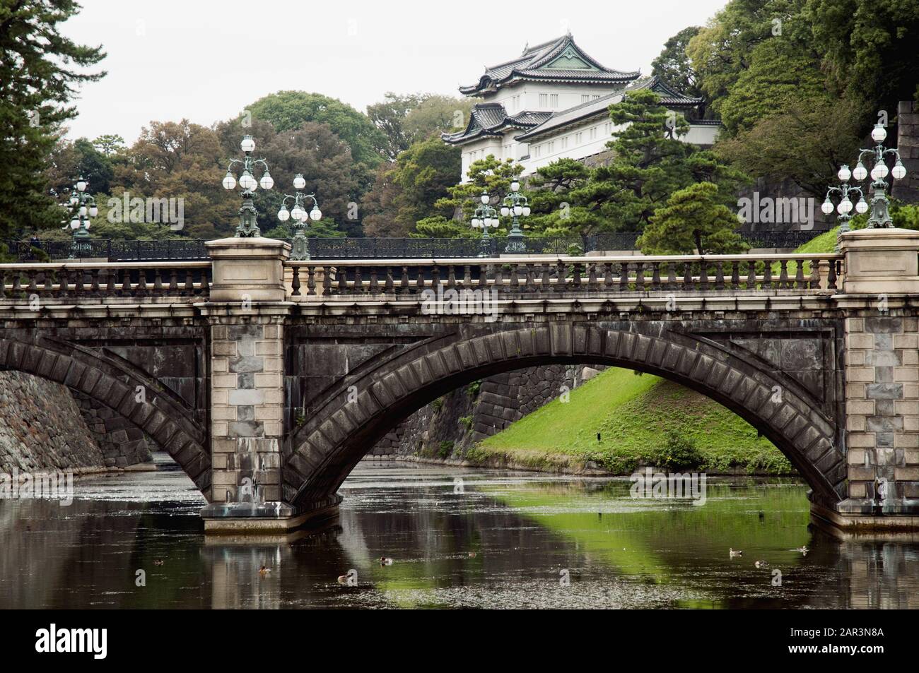 Nijubashi-Brücke im kaiserlichen Palast, Tokio, der Hauptresidenz des Kaisers von Japan. Stockfoto