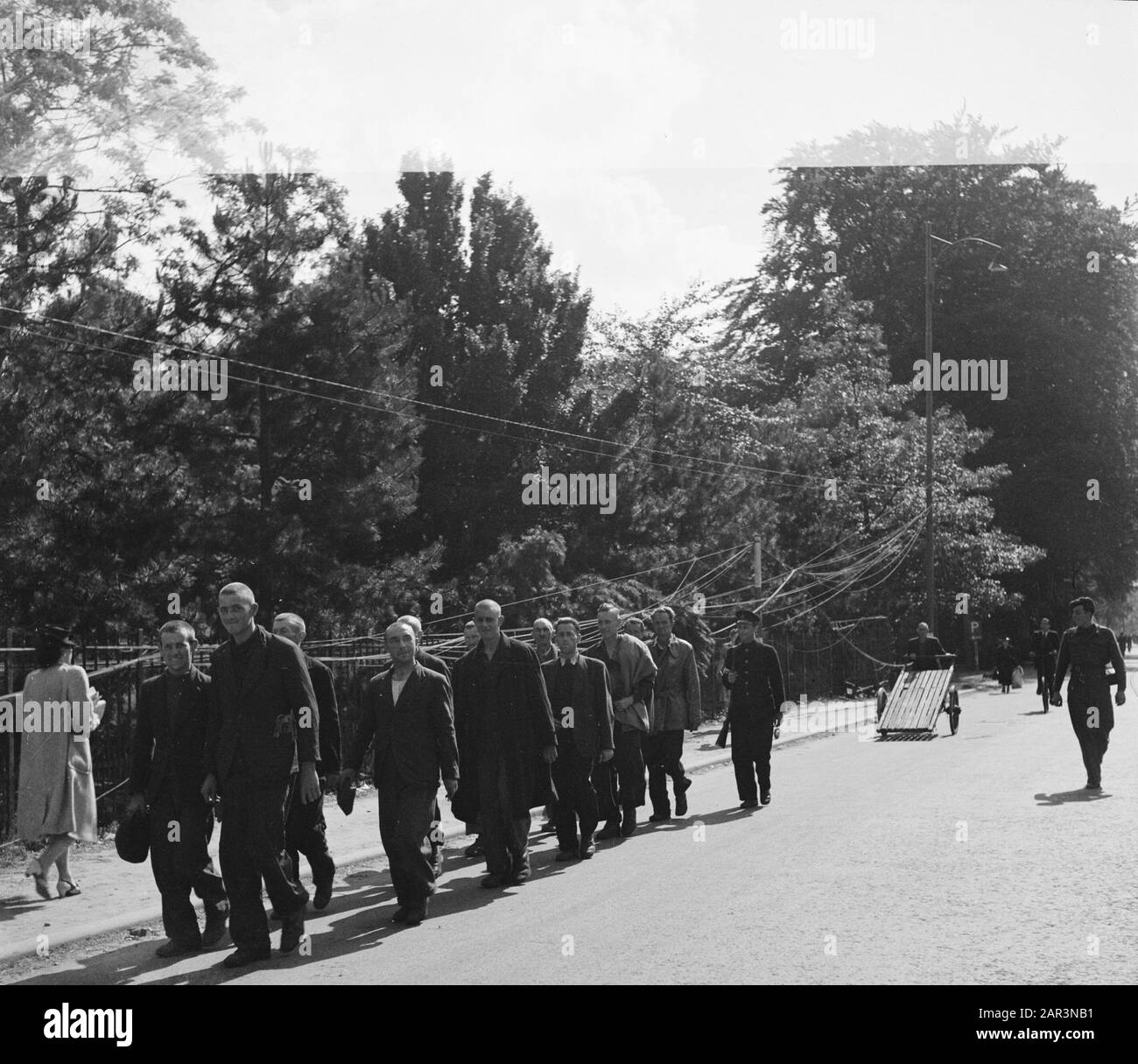 Genesung: Arnhem EINE Gruppe festgenommer Mitarbeiter wird unter Wache [Ort Velperweg] Datum: 1945 Ort: Arnhem, Gelderland Schlüsselwörter: Genesung, zweiter Weltkrieg, Wiederaufbau entlassen Stockfoto
