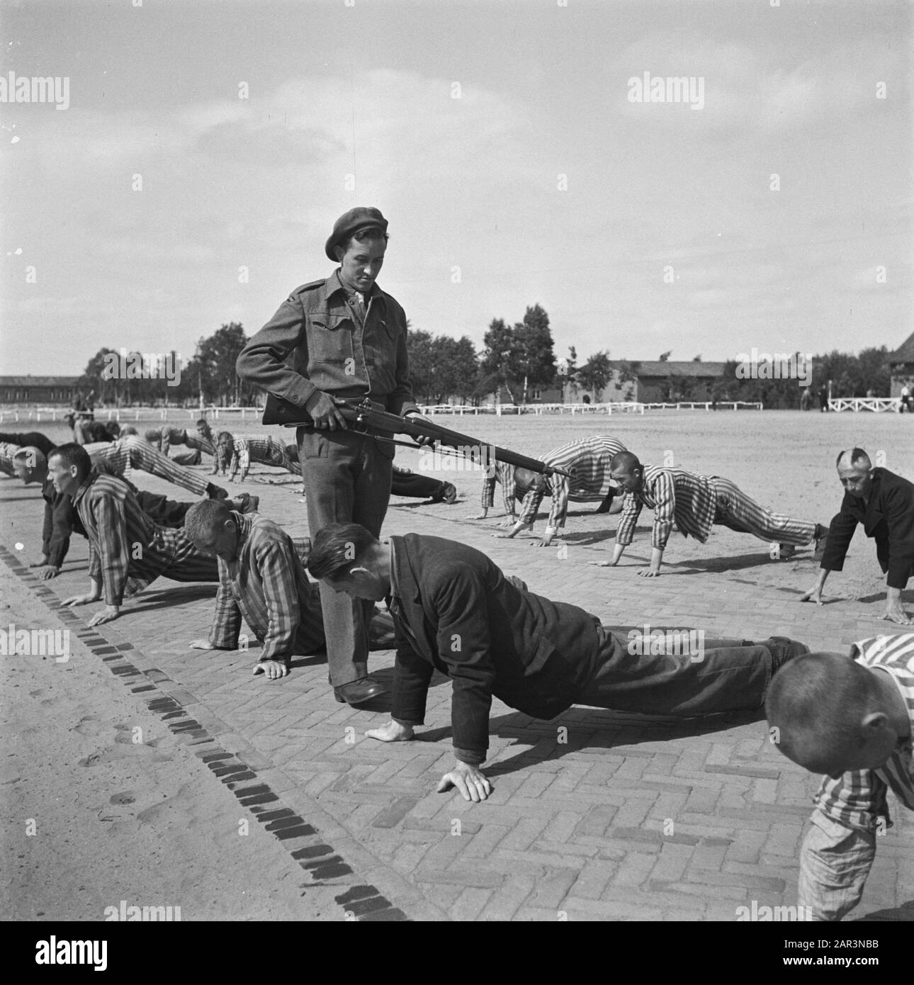 Reportage aus dem Lager in Vught Im Straflager in Vught, 7000 niederländische Mitarbeiter und Verräter sind gesperrt. Soldaten der niederländischen Stoottroopers sind für die Garde zuständig, insbesondere für die 300 niederländischen SS-Männer. Unter der Führung des Lagerkommandanten, Major L. Mennes, und seiner Helfer werden diese Häftlinge verwendet, um die Umgebung von Vught von Landminen zu reinigen. Sie sind mit den blau-weiß gestreiften Gefängnispaketen der von den Deutschen gefangenen ehemaligen Holländer bekleidet. Die Häftlinge erhalten die ebenfalls reduzierte zivile Mindestration, weil alle Delikatessen beseitigt wurden Stockfoto
