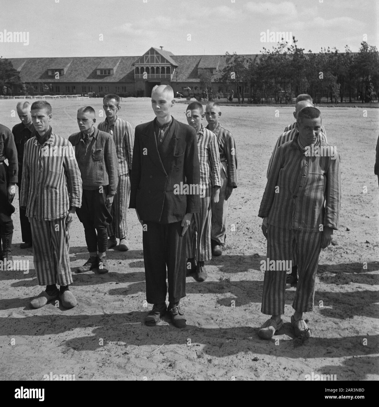 Reportage aus dem Lager in Vught Im Straflager in Vught, 7000 niederländische Mitarbeiter und Verräter sind gesperrt. Soldaten der niederländischen Stoottroopers sind für die Garde zuständig, insbesondere für die 300 niederländischen SS-Männer. Unter der Führung des Lagerkommandanten, Major L. Mennes, und seiner Helfer werden diese Häftlinge verwendet, um die Umgebung von Vught von Landminen zu reinigen. Sie sind mit den blau-weiß gestreiften Gefängnispaketen der von den Deutschen gefangenen ehemaligen Holländer bekleidet. Die Häftlinge erhalten die ebenfalls reduzierte zivile Mindestration, weil alle Delikatessen beseitigt wurden Stockfoto