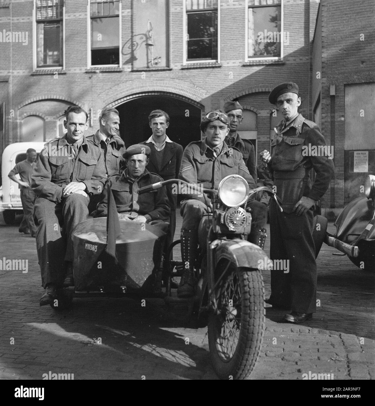 Vernielingen: Arnheim [Mitglieder der Bundeswehr in Arnheim posieren auf und in der Nähe eines Motorrads mit Beiwagen] Datum: Juni 1945 Ort: Arnhem Schlagwörter: Gruppenporträts, Soldaten, Motorräder, Zweiter Weltkrieg Stockfoto