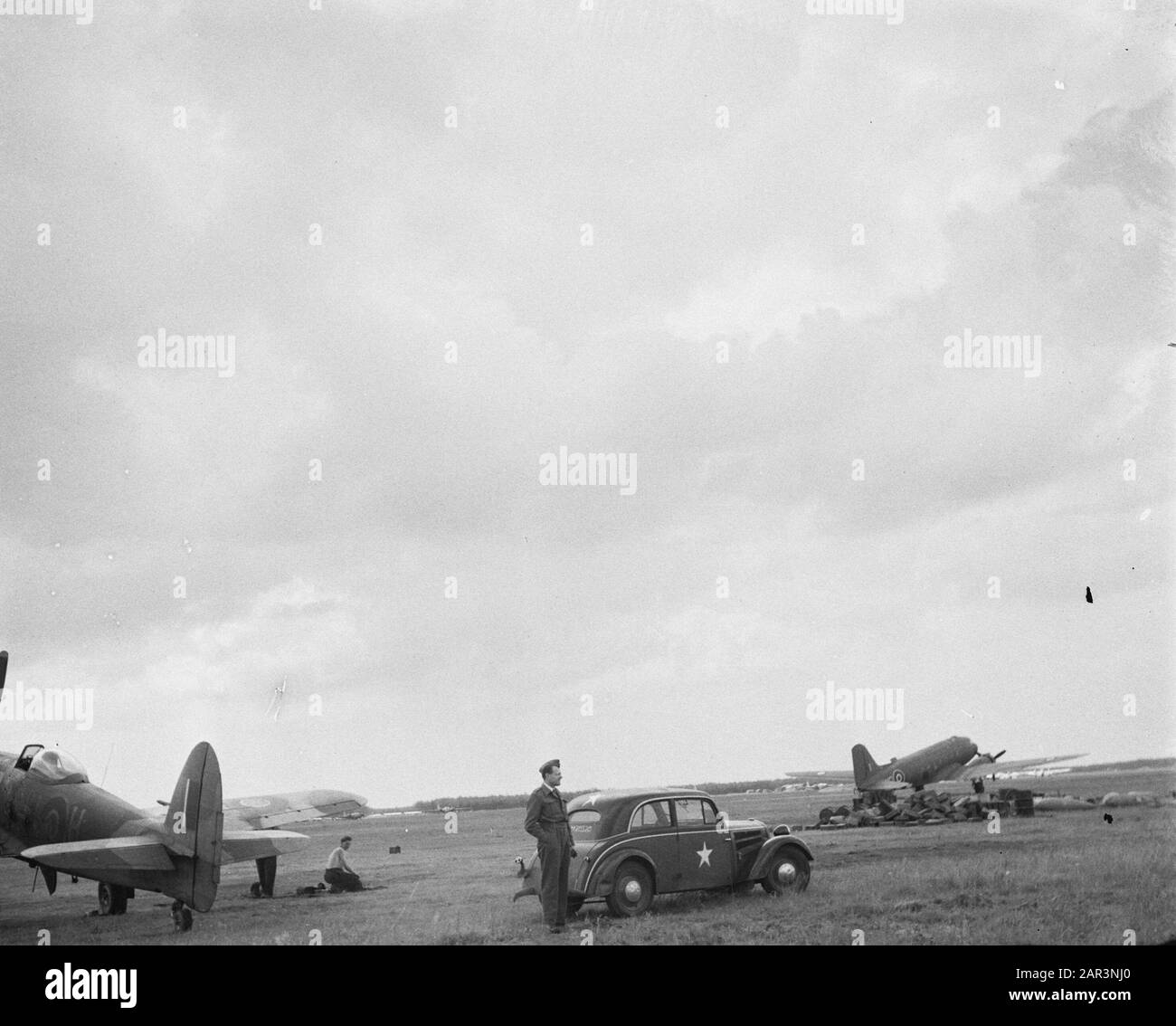 Repatriëringscentrum Eindhoven [Flughafen Eindhoven. Flugzeug und ein Personenkreiswagen] Datum: 1945 Ort: Eindhoven Schlagwörter: Rückführungen, Zweiter Weltkrieg Stockfoto