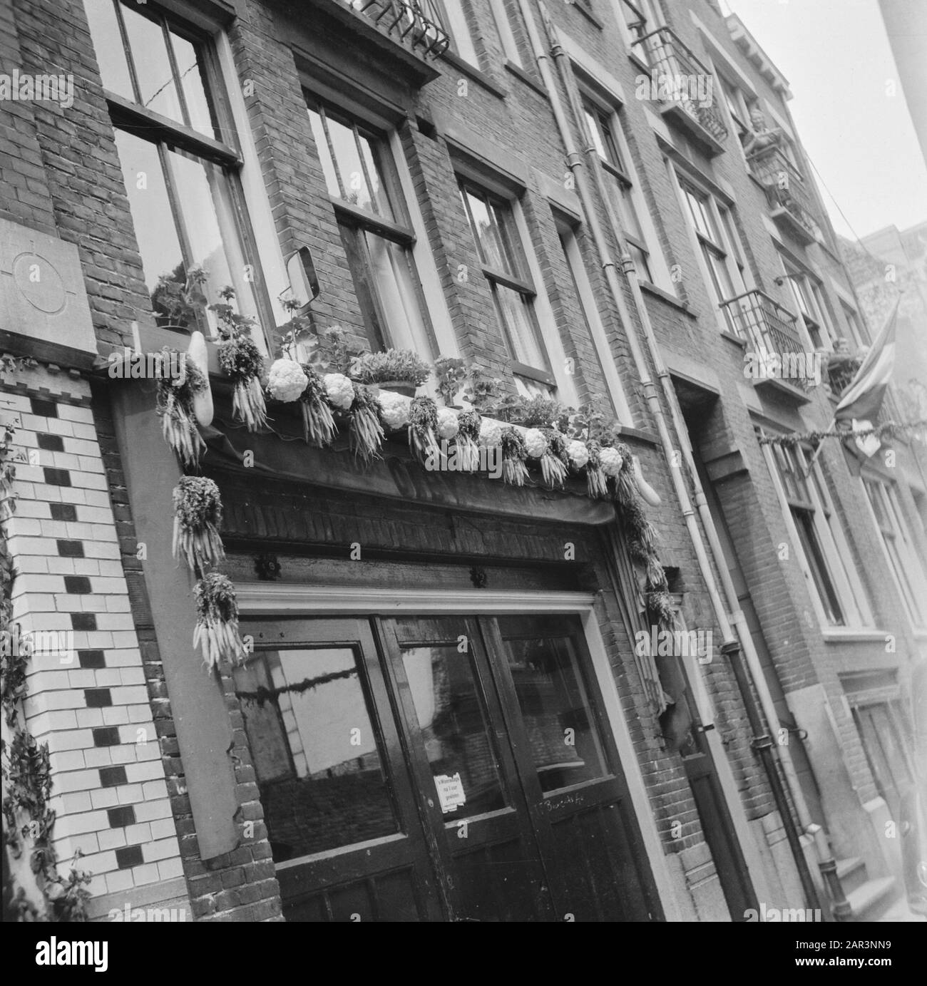 Volksunterhaltung in Amsterdam. Rep. Der verschiedenen Festlichkeiten im Zusammenhang mit der Befreiung in der Hauptstadt [dekorierte Eingangstür] Datum: 28. Juni 1945 Ort: Amsterdam, Noord-Holland Schlüsselwörter: Befreiungsfeste, Zweiter Weltkrieg Stockfoto