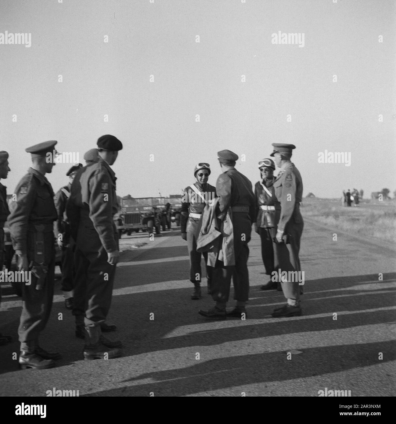 Die Tour durch Prinz Bernhard durch den West Nederland Prins Bernhard startet mit dem Flugzeug vom Rijksweg in der Nähe von Schiphol. Der Prinz spricht mit zwei Motorradagenten Datum: 29. Juni 1945 Schlagwörter: Militär, Fürsten Personenname: Bernhard (Fürst Niederlande) Stockfoto